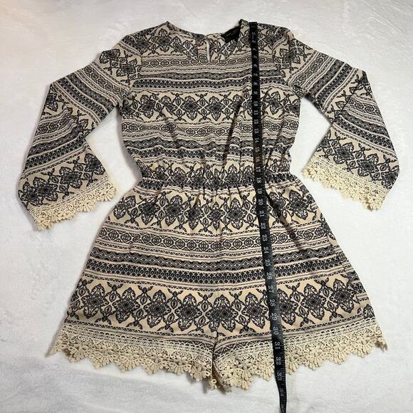 Romeo & Juliet Couture Crewneck Boho Print Lace Trim Playsuit Romper Size Small - Picture 14 of 14